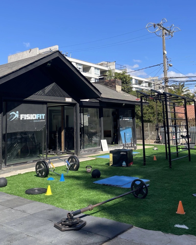Centro Fisiofit en Reñaca con zona de entrenamiento al aire libre